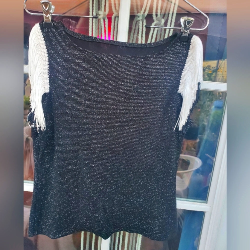 Sequoia top. Black and white frill